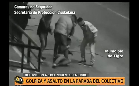 Golpiza y asalto en una parada de colectivos