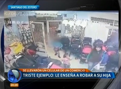 Triste ejemplo: video muestra a mujer que le enseña a robar a su hija