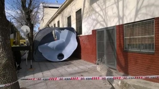 Cayeron dos tanques de agua de un colegio en Villa Lugano
