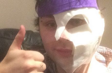 Video: un cantante se prendió fuego la cara durante un recital