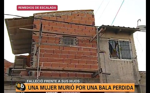 Una mujer murió al ser alcanzada por una bala perdida