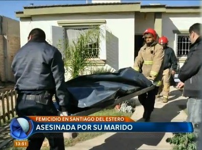Ató a su esposa, la roció con combustible y prendió fuego la casa con los hijos adentro