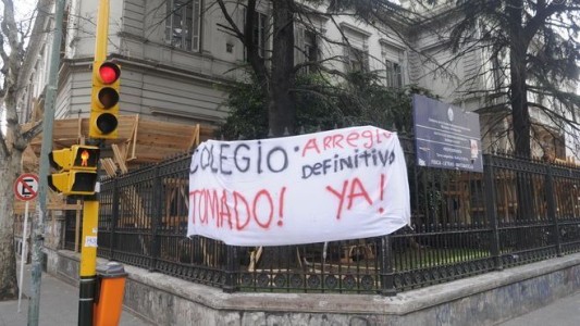 Alumnos tomaron ocho escuelas porteñas