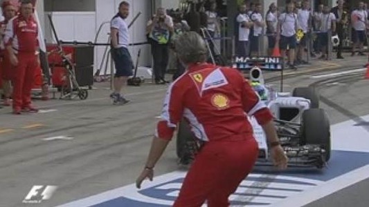 Felipe Massa casi atropella al jefe del equipo Ferrari