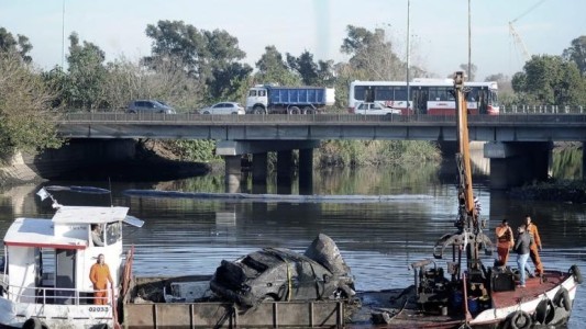 Un conductor resultó con heridas leves al caer con su auto al Riachuelo