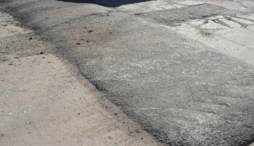 Indemnizan a motociclista que se accidentó por un lomo de burro sin señalización