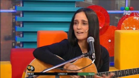 Julieta Venegas presentó "Algo Sucede" en Baires Directo