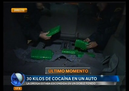 Hallaron 30 kilos de cocaína escondidos en el doble fondo de un auto