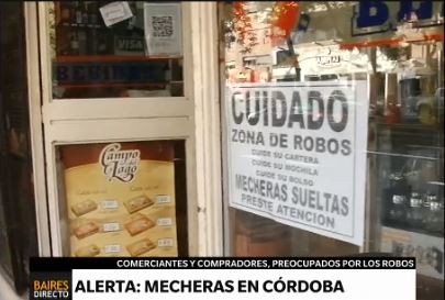 Carteles de alerta contra las mecheras en Córdoba