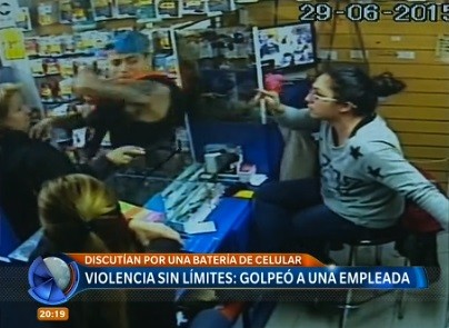 Video: golpeó a la empleada de un local y escapó a navajazos