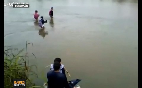 Cruzan el río a pie para llegar a la escuela