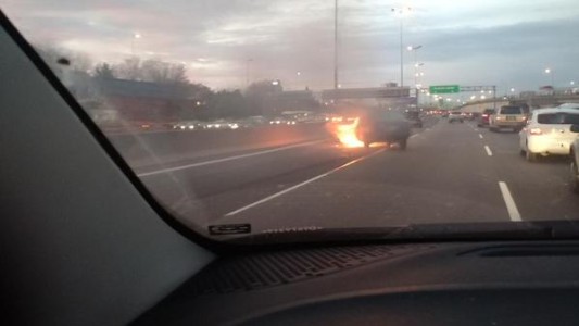 Se incendia un auto en Panamericana y General Paz