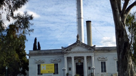 Ordenaron cremar un cuerpo con cuatro brazos