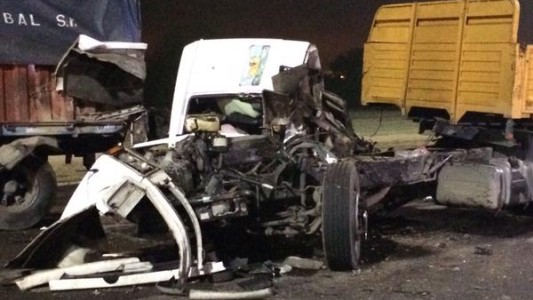 Diez camiones y tres autos chocaron en la Autopista La Plata Buenos Aires y la cortaron