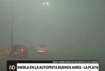 La niebla obligó a cerrar dos autopistas y hubo demoras con los vuelos en Ezeiza