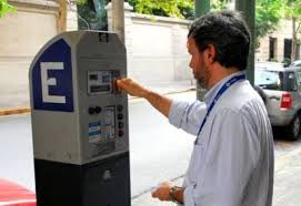 Denuncian que faltan cospeles para los parquímetros