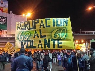 Choferes de la línea 60 cortan el Puente Pueyrredón