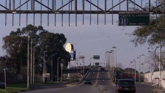 Fue a ver el partido de River y apareció colgado de un puente
