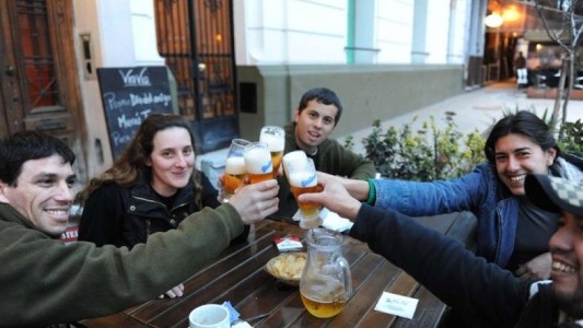 Por el Día del Amigo, proyectan gastos de hasta 300 pesos por persona