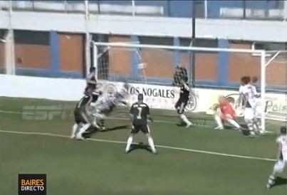 Sobre la hora, un arquero hizo un gol de "palomita"