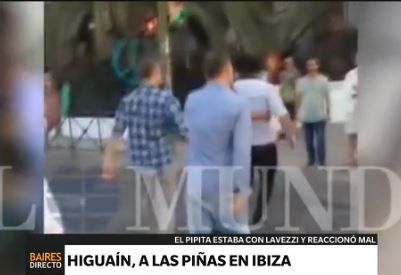 Higuaín, cerca de las piñas con un hincha que lo cargó por el penal errado