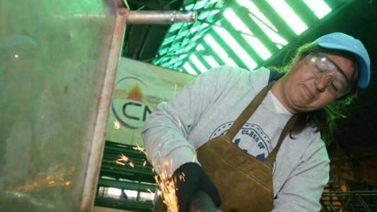 Mujeres albañiles construyen casas en hospitales bonaerenses mediante el plan "Ellas hacen"