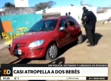 Se subió a una plaza con el auto y casi atropella a dos bebés