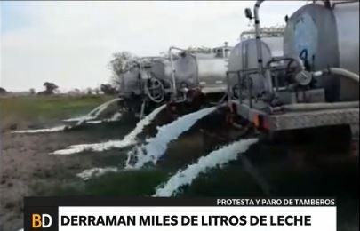 Video: así derraman leche por un conflicto en Santa Fe