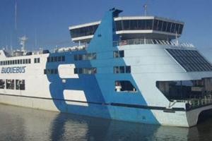 Buscan a un joven que habría caído al Río de la Plata desde un barco