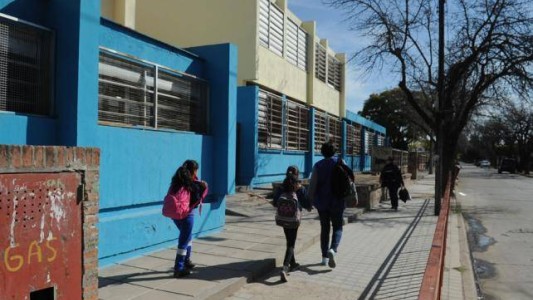 Hallaron un feto en el baño de una escuela primaria de Córdoba