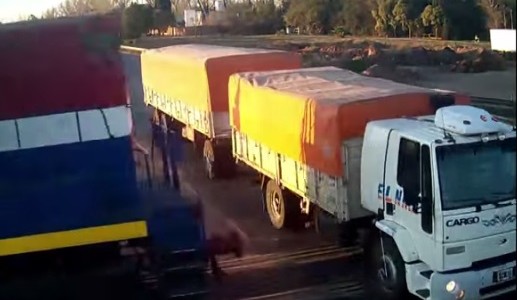 Video: impactante choque de un tren con un camión en Santa Fe