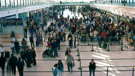Detuvieron a una chilena en el aeropuerto de Ezeiza acusada de llevar una granada
