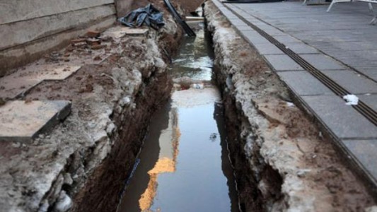 La rotura de un caño de agua inundó la peatonal de Rosario