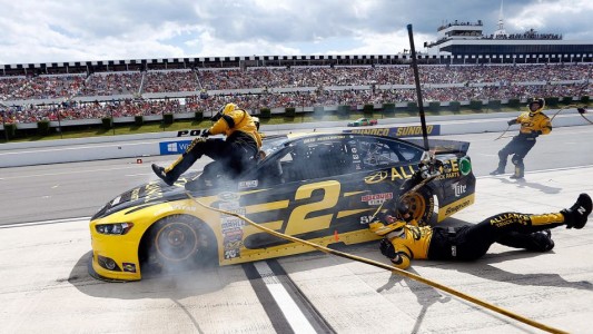 Piloto de Nascar calculó mal el ingreso a boxes y atropelló a su equipo