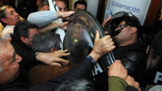 Mendoza: Policías retirados destrozaron la casa de Gobierno