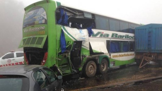 Un micro con egresados que venía de Bariloche chocó, murió un joven de 18 años