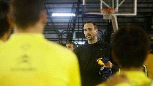 Manu Ginóbili visitó al plantel de Boca