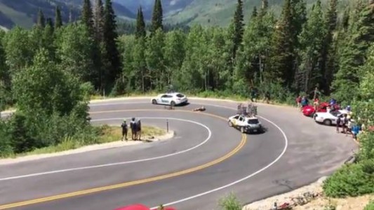Impactante video: ciclista chocó contra un auto y se salvó
