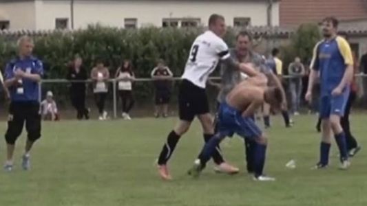 Fútbol alemán: piden la suspensión de un equipo neonazi