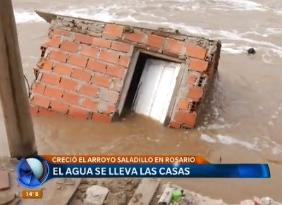 Rosario: el agua se lleva las casas