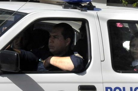 Detuvieron a una mujer por acuchillar al perro de su vecina