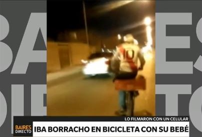 Iba borracho en bicicleta con su bebé