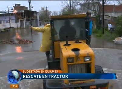 Sudestada en Quilmes: rescate en tractor