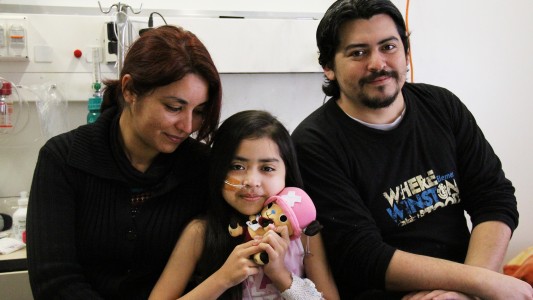 "Nos cambió la vida", celebraron los padres de los nenes trasplantados en simultáneo