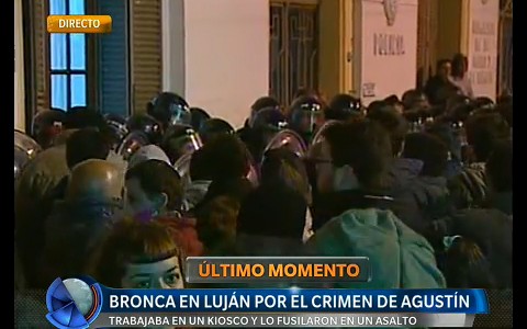 Tensión en la marcha por la muerte de Agustín