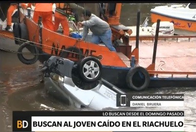 Tras hallar el cuerpo de su padre, siguen buscando al adolescente en el Riachuelo