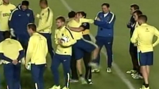 Una fanática de Tevez burló todos los controles y se sacó una foto con Carlitos