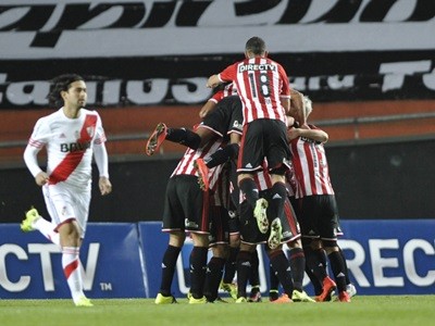 Estudiantes homenajeó a River y después le ganó