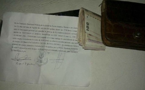 Un hombre perdió su billetera con cuatro mil pesos y una policía se la devolvió