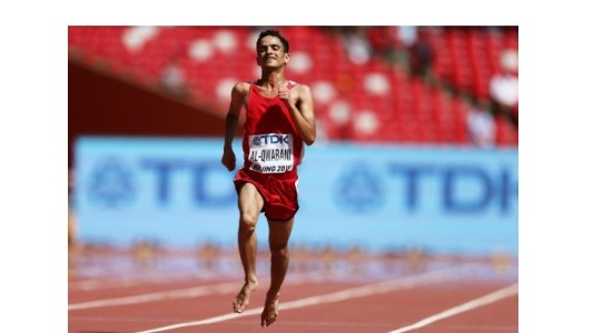 Mundial de atletismo: corrió descalzo y salió último pero emocionó al público